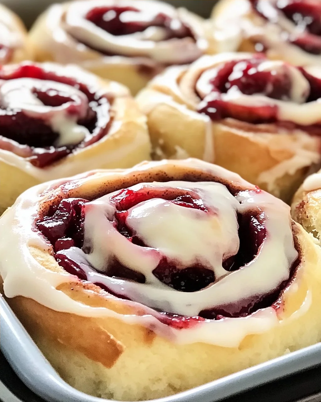 Kirschen Zimtschnecken mit hausgemilter Füllung genießen