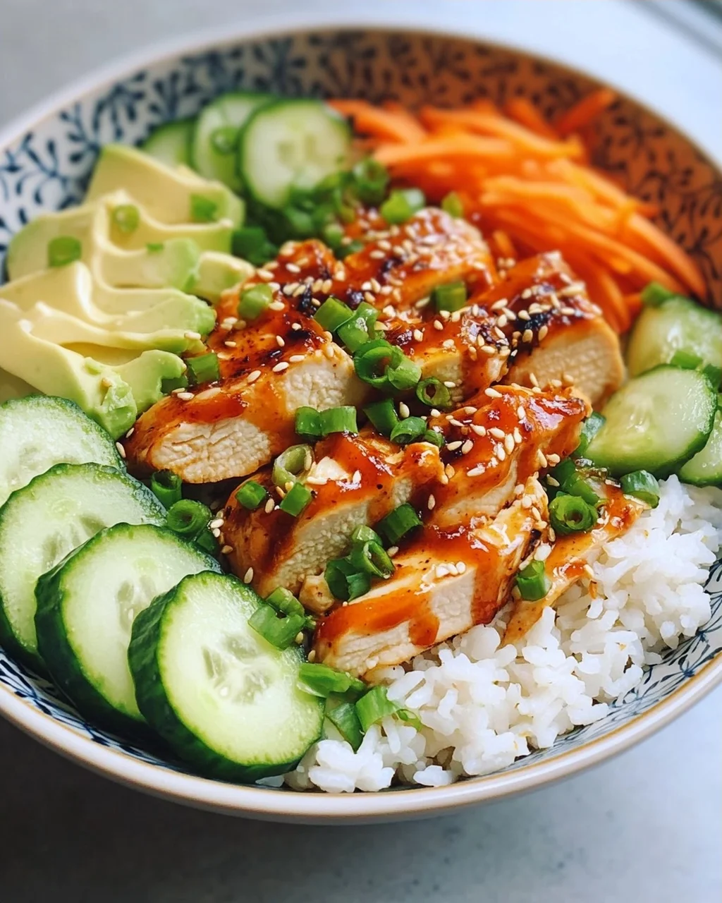 Klassische Chicken Poke Bowl mit Sesamreis: Dein Lieblingsrezept