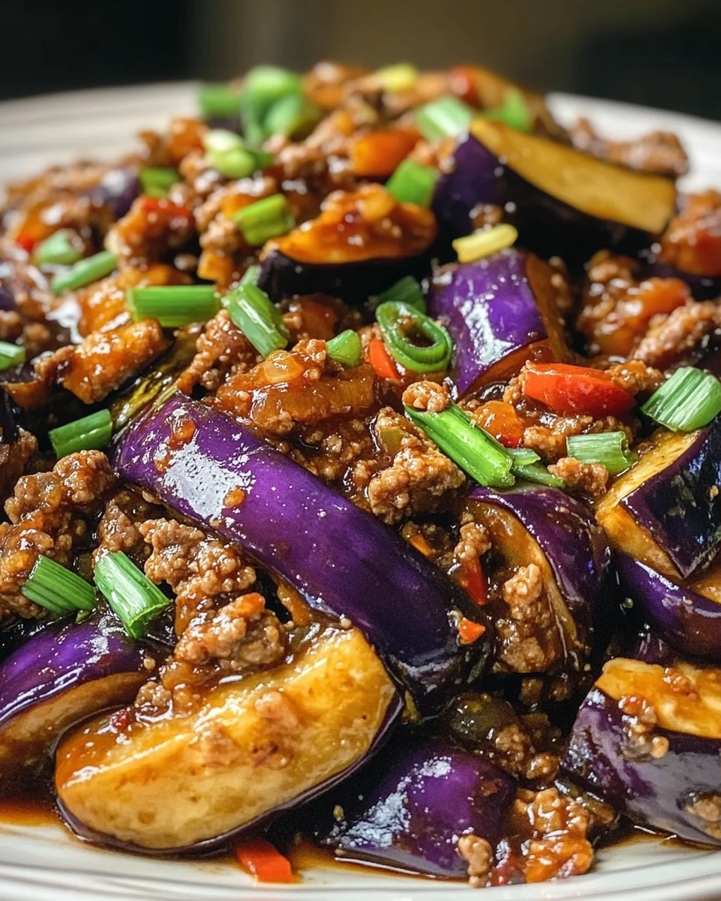Scharfe Szechuan-Auberginen-Pfanne mit Rinderhackfleisch
