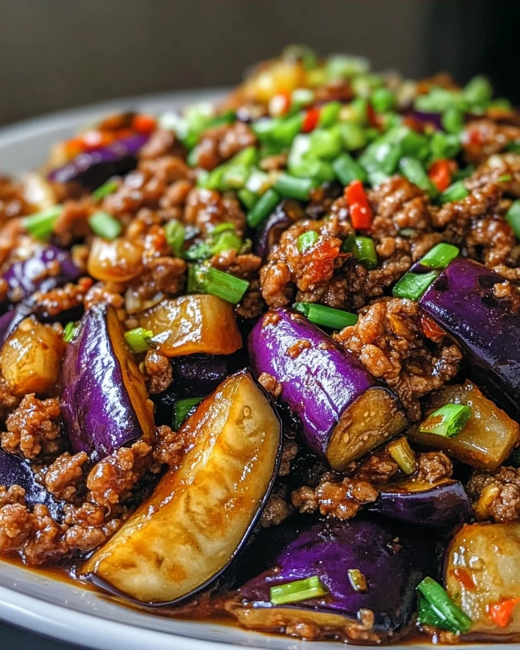 Scharfe Szechuan-Auberginen-Pfanne mit Rinderhackfleisch