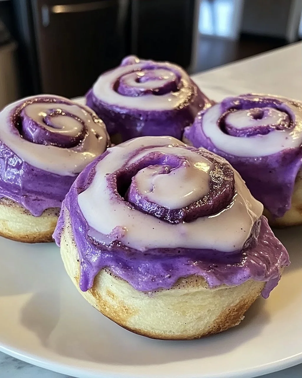 Ube Zimtschnecken mit cremigem Frosting