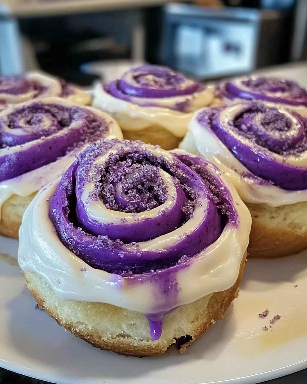 Ube Zimtschnecken mit cremigem Frosting